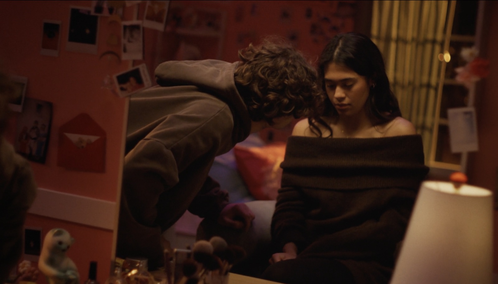 Jeune couple dans une chambre, moment de bascule