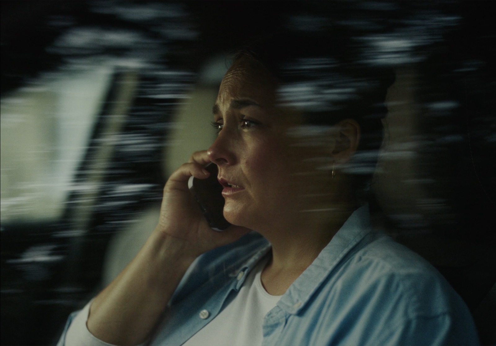 Mère au téléphone en voiture